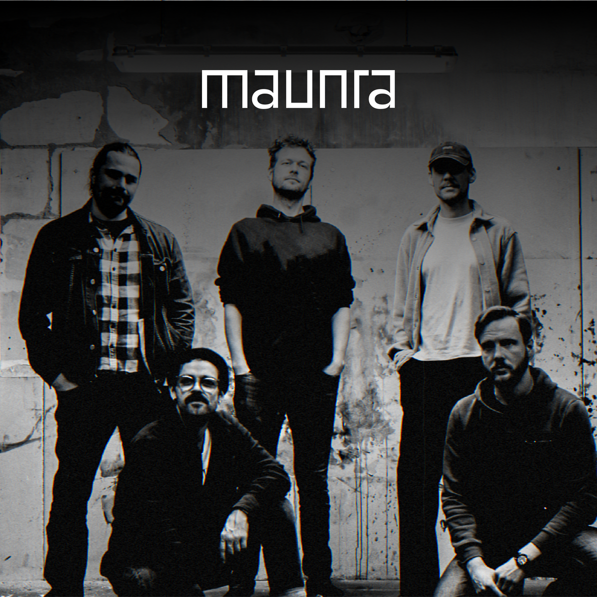 Die Band "Maunra". Fünf Männer stehen/knien nebeneinander und voreinander und blicken in die Kamera. Darüber in weiß das Logo der Band.