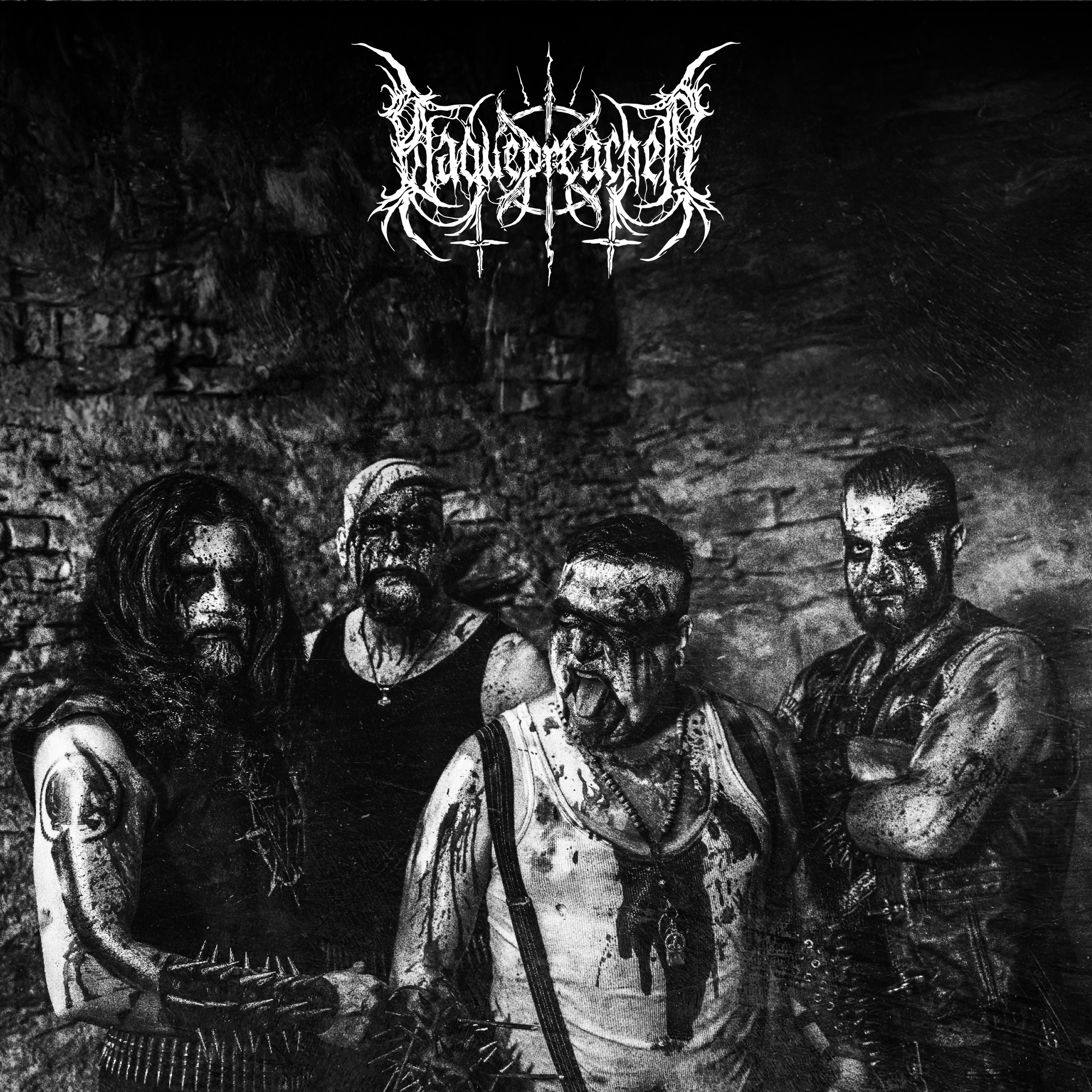 Die Band "Plaguepreacher". Vier Personen in Corpse Paint, drei blicken in die Kamera, eineblickt nach links und hat den Munde geöffnet, die Zunge herausgestreckt