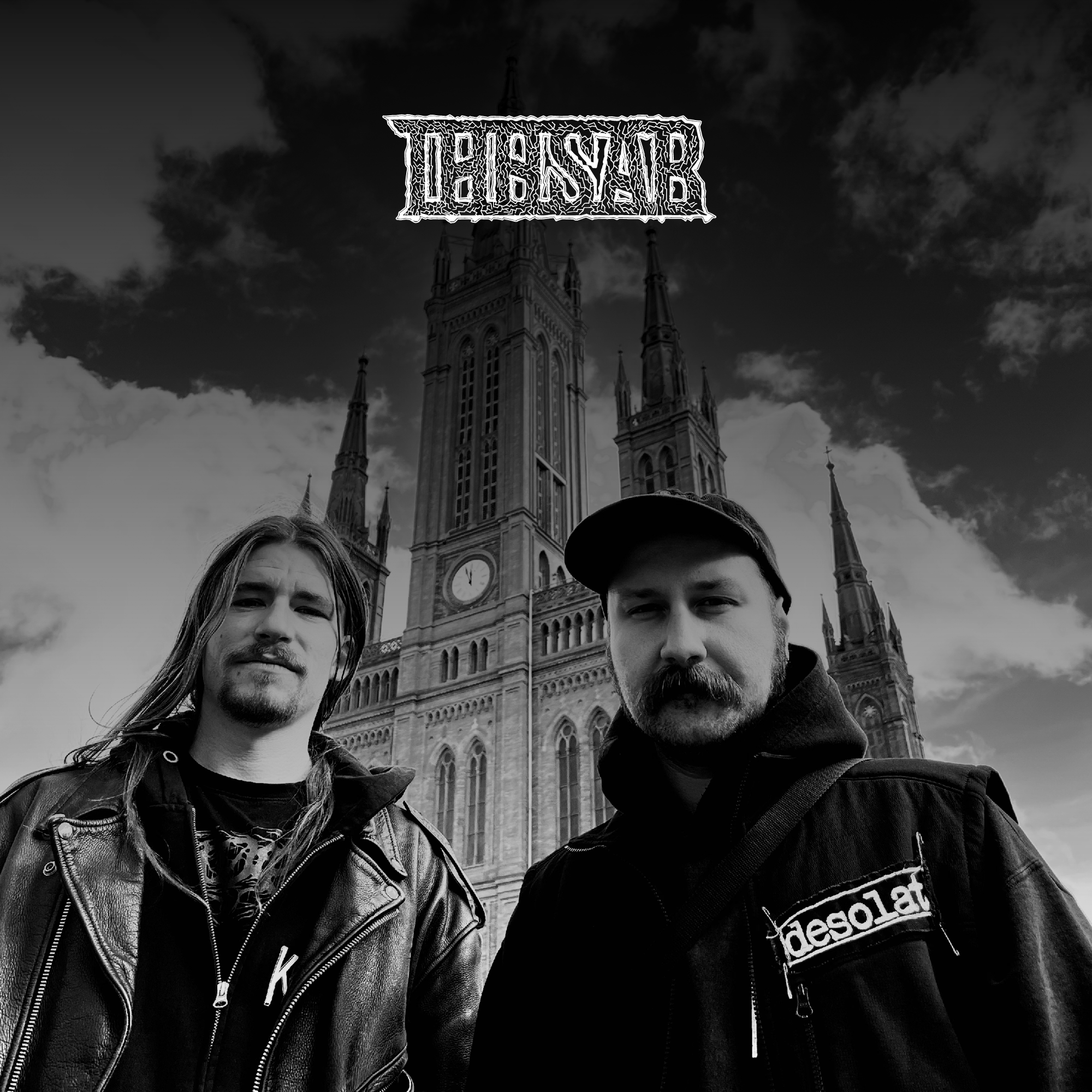 Die Band "Thosar", zwei Personen blicken in die Kamera, im Hintergrund ist eine Kirche. Darüber in der Mitte das Logo der Band 