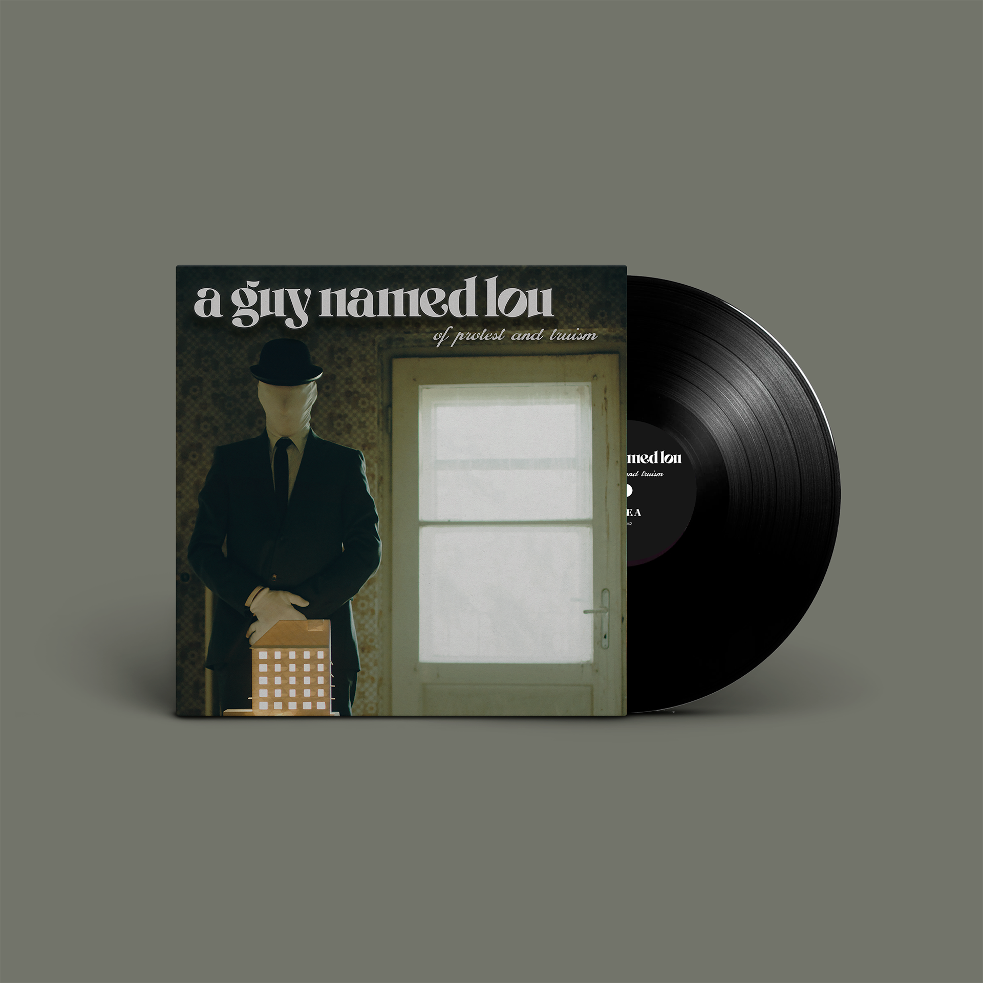 "Of Protest And Truism" von "A Guy Named Lou" auf Vinyl. grün-gräuliches Cover, schwarze Schallplatte.