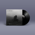 "Ashes of Aether" von Black Sadhu auf Vinyl. Schwarz-weißes Cover mit Dystopiemotiv, schwarze Schallplatte.