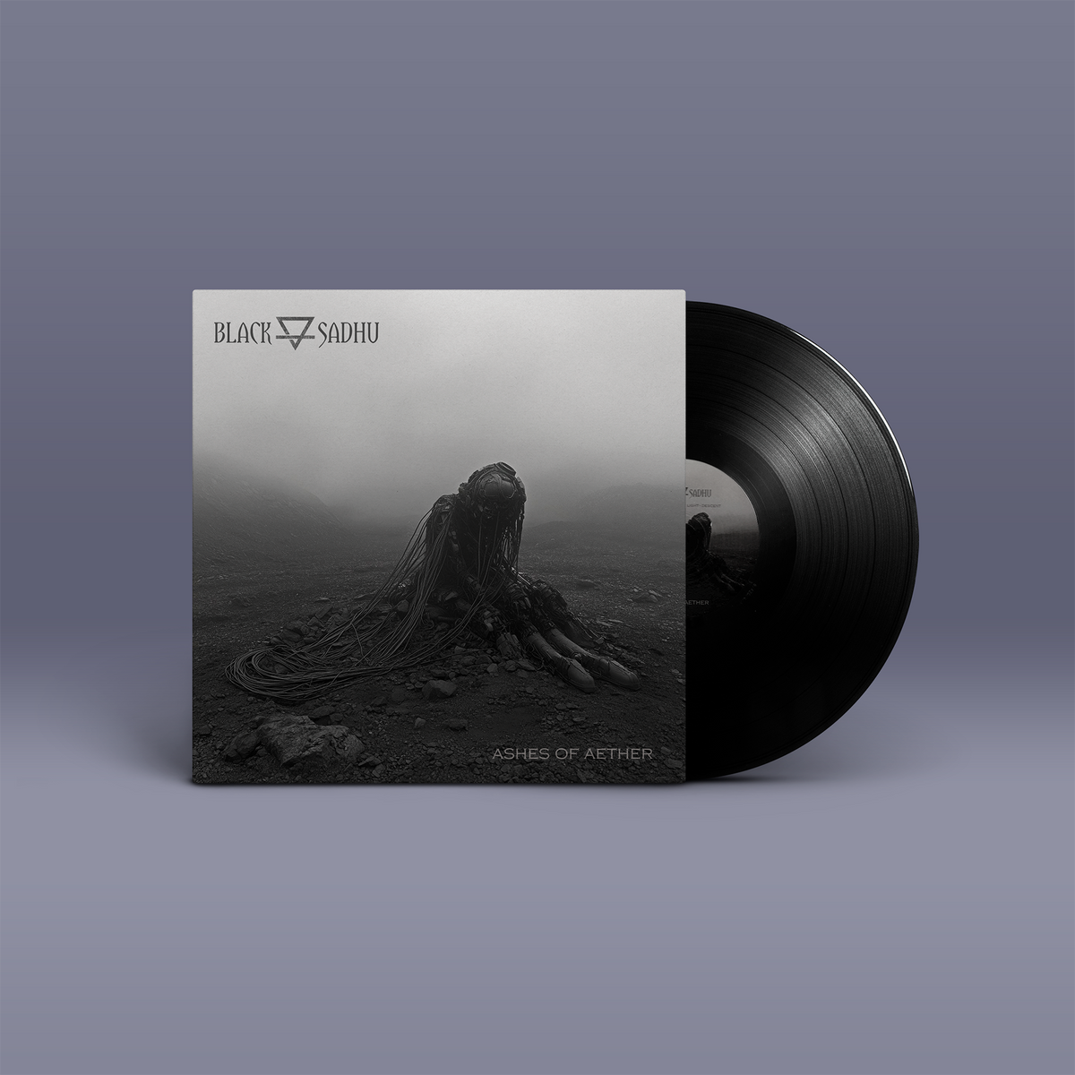 "Ashes of Aether" von Black Sadhu auf Vinyl. Schwarz-weißes Cover mit Dystopiemotiv, schwarze Schallplatte.