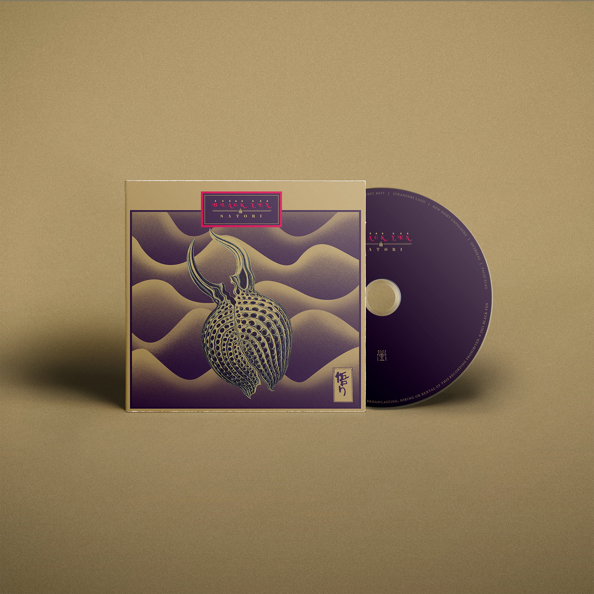 "Satori" von "Black Yen" auf CD. Goldenes Cover mit dunkel-lila Motiv und pinker Schrift, dunkellila CD.
