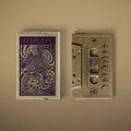 "Satori" von "Black Yen" auf Tape. Goldenes Cover mit dunkel-lila Motiv und pinker Schrift, goldenes Tape mit dunkellila Schrift.