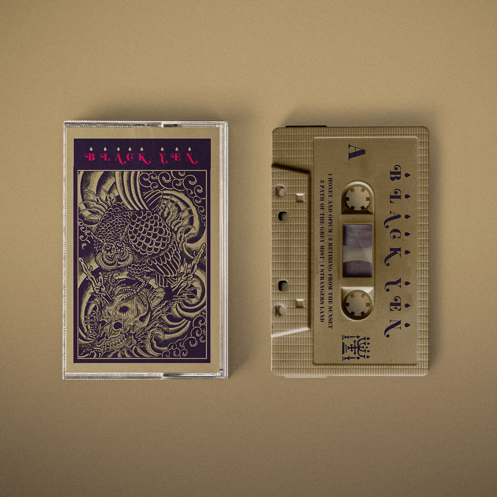 "Satori" von "Black Yen" auf Tape. Goldenes Cover mit dunkel-lila Motiv und pinker Schrift, goldenes Tape mit dunkellila Schrift.