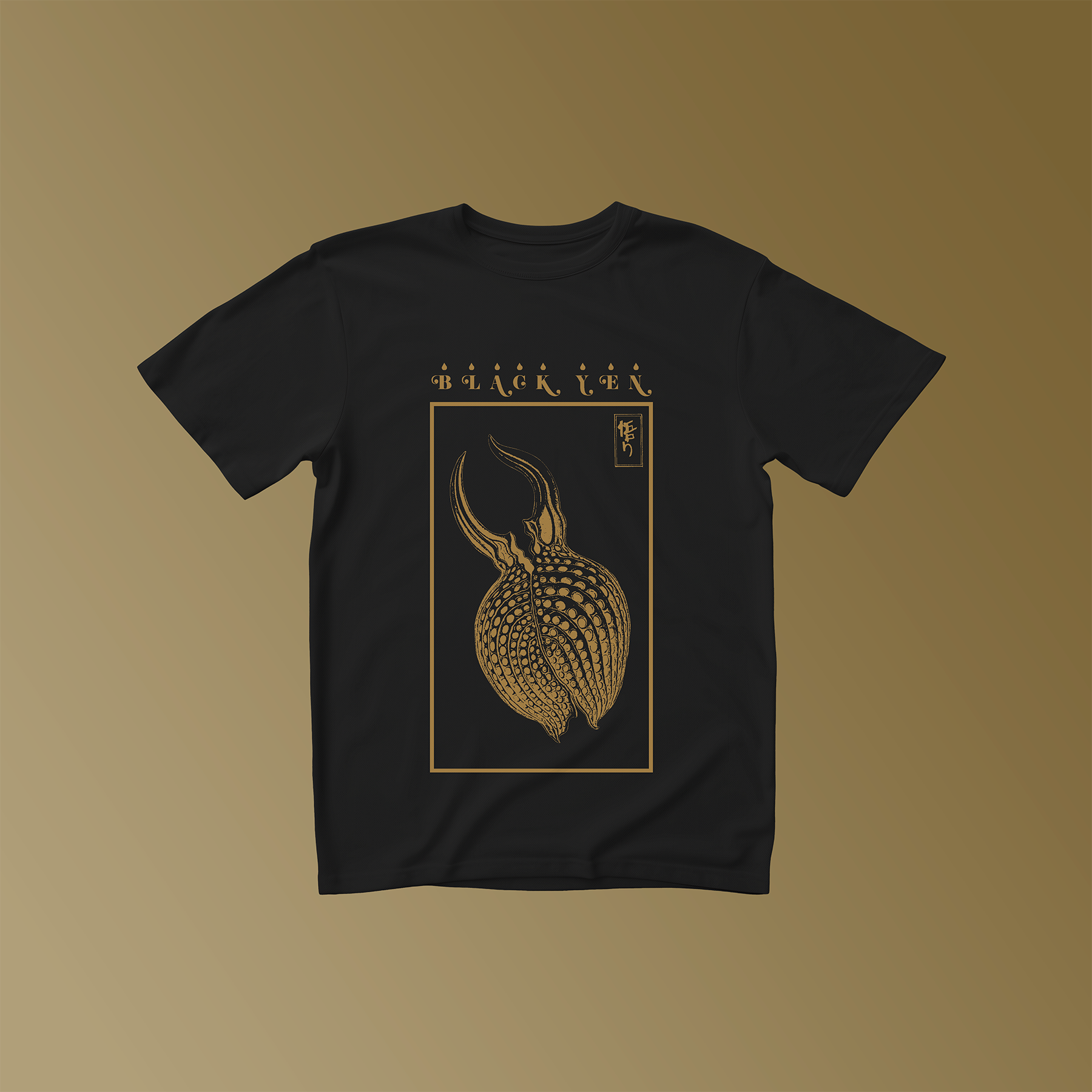 schwarzes T-Shrirt mit goldenem Aufdruck. Darüber das Logo von Black Yen.