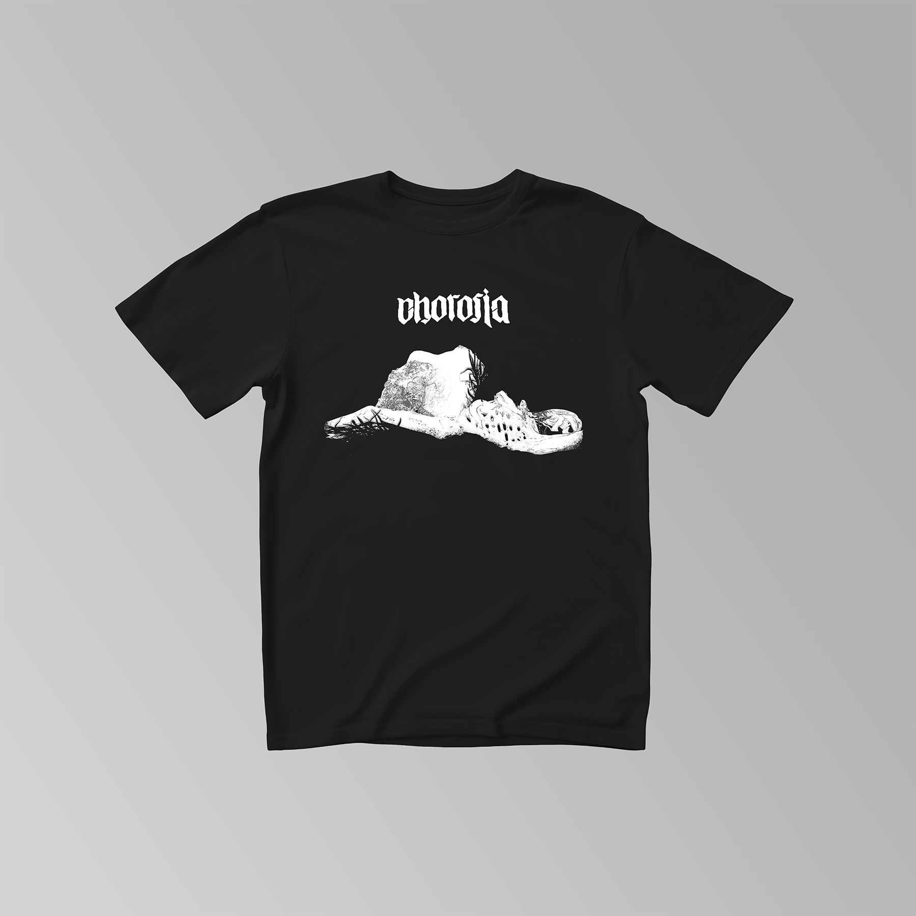 Schwarzes T-Shirt mit weißem Aufdruck, darüber das Logo von Chorosia