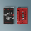 "Servus Strepitus" von "Clé Guevara" auf Tape. Schwarzes Cover mit grauem Motiv und roter Schrift, rotes Tape mit schwarzer Schrift.