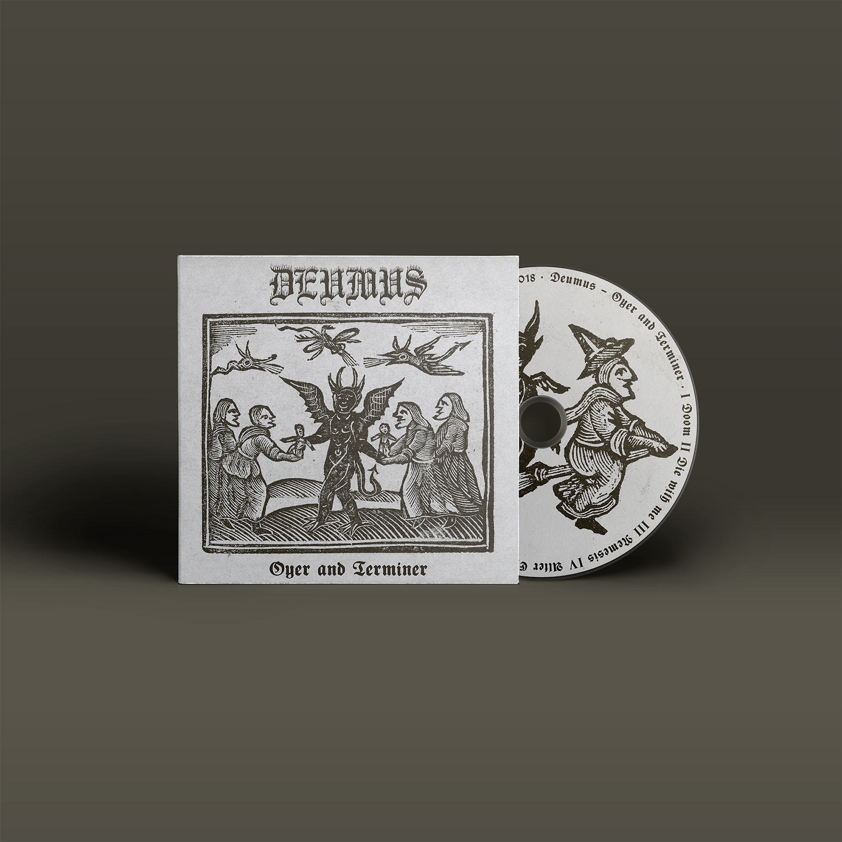 "Oyer and Terminer" von "Deumus" auf CD. Weißes Cover mit olivgrünem Motiv. Weiße CD mit olivgrünem Motic und Schrift.