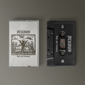 "Oyer and Terminer" von "Deumus" auf Tape. Weißes Cover mit olivgrünem Motiv. Schwarzes Tape mit weißer Schrift.