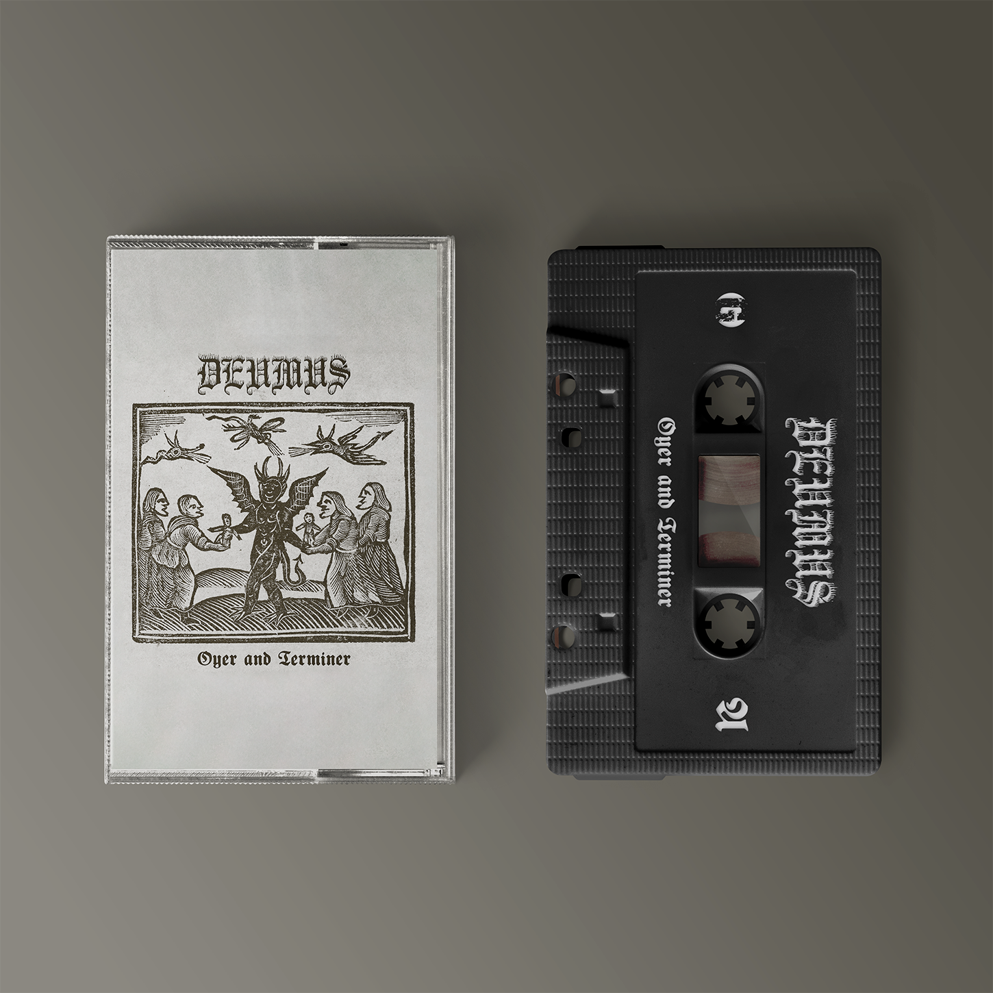 "Oyer and Terminer" von "Deumus" auf Tape. Weißes Cover mit olivgrünem Motiv. Schwarzes Tape mit weißer Schrift.