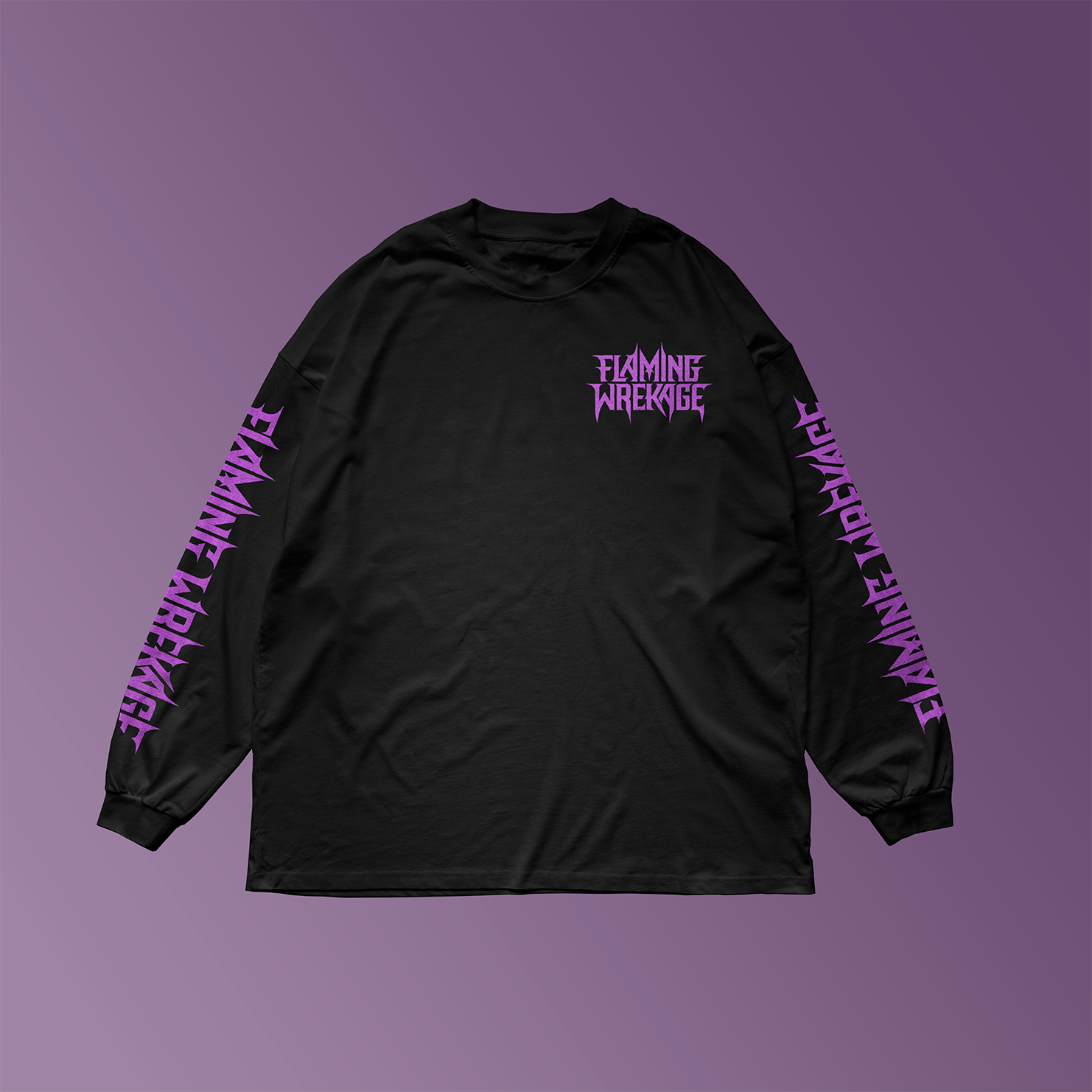 Schwarzes Langarmshirt mit lila Aufdruck. Auf der Brust und auf den Ärmeln jeweils das Logo von Flaming Wrekage.