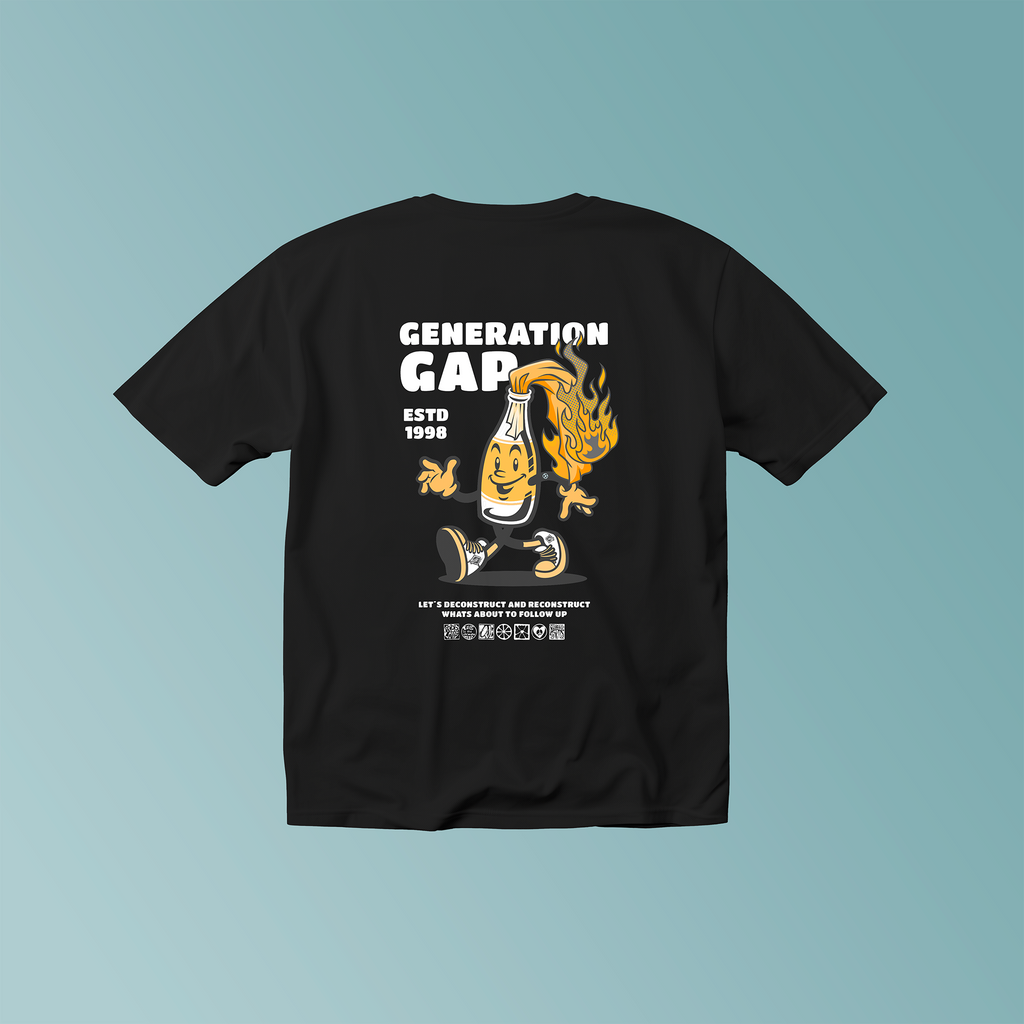 Schwarzes T-Shirt mit weiß-orangem Aufdruck, Text: "Generation Gap, ESTD 1998"