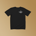 Schwarzes T-Shirt, rechts auf der Brust das Logo von "Generation Gap" in weiß.