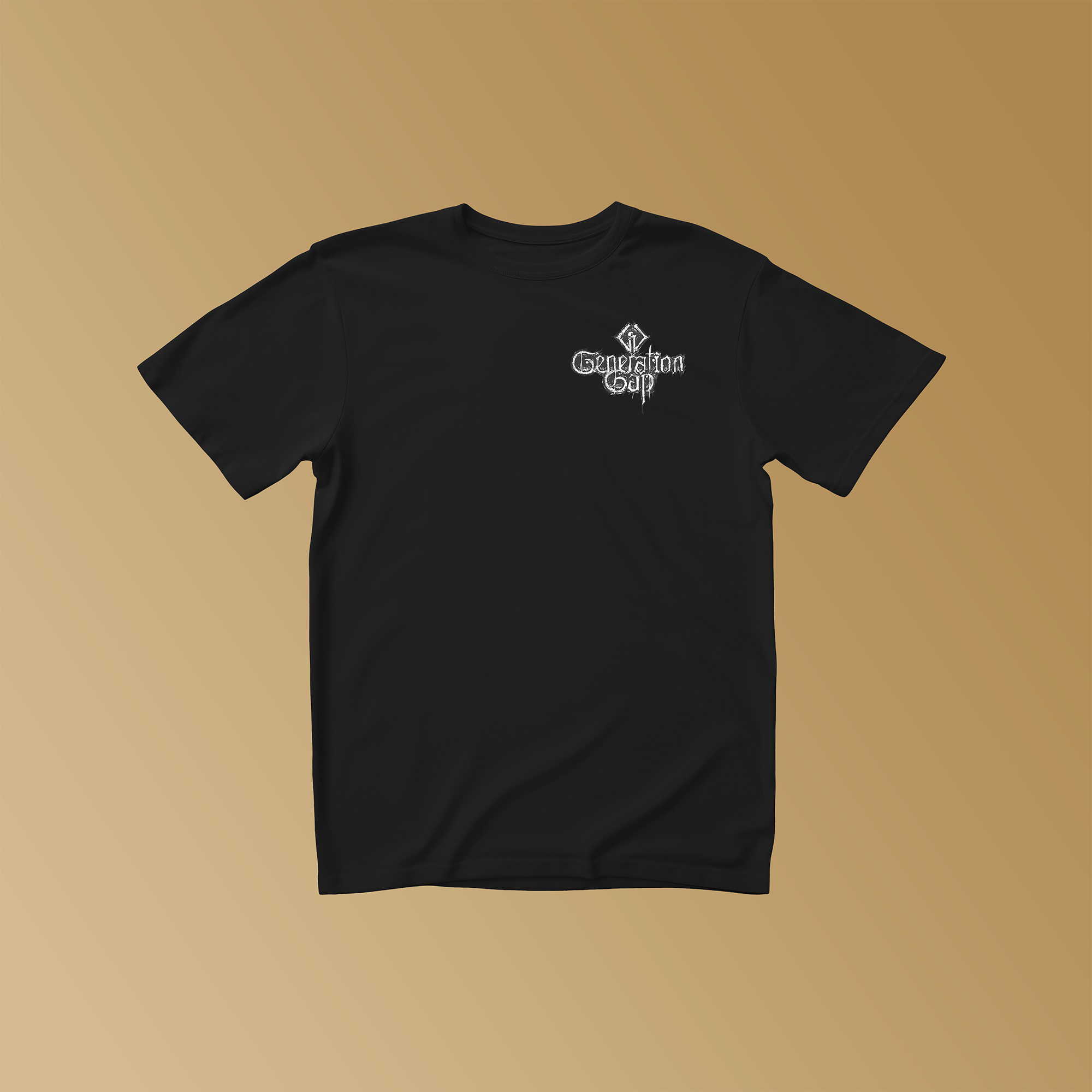 Schwarzes T-Shirt, rechts auf der Brust das Logo von "Generation Gap" in weiß.