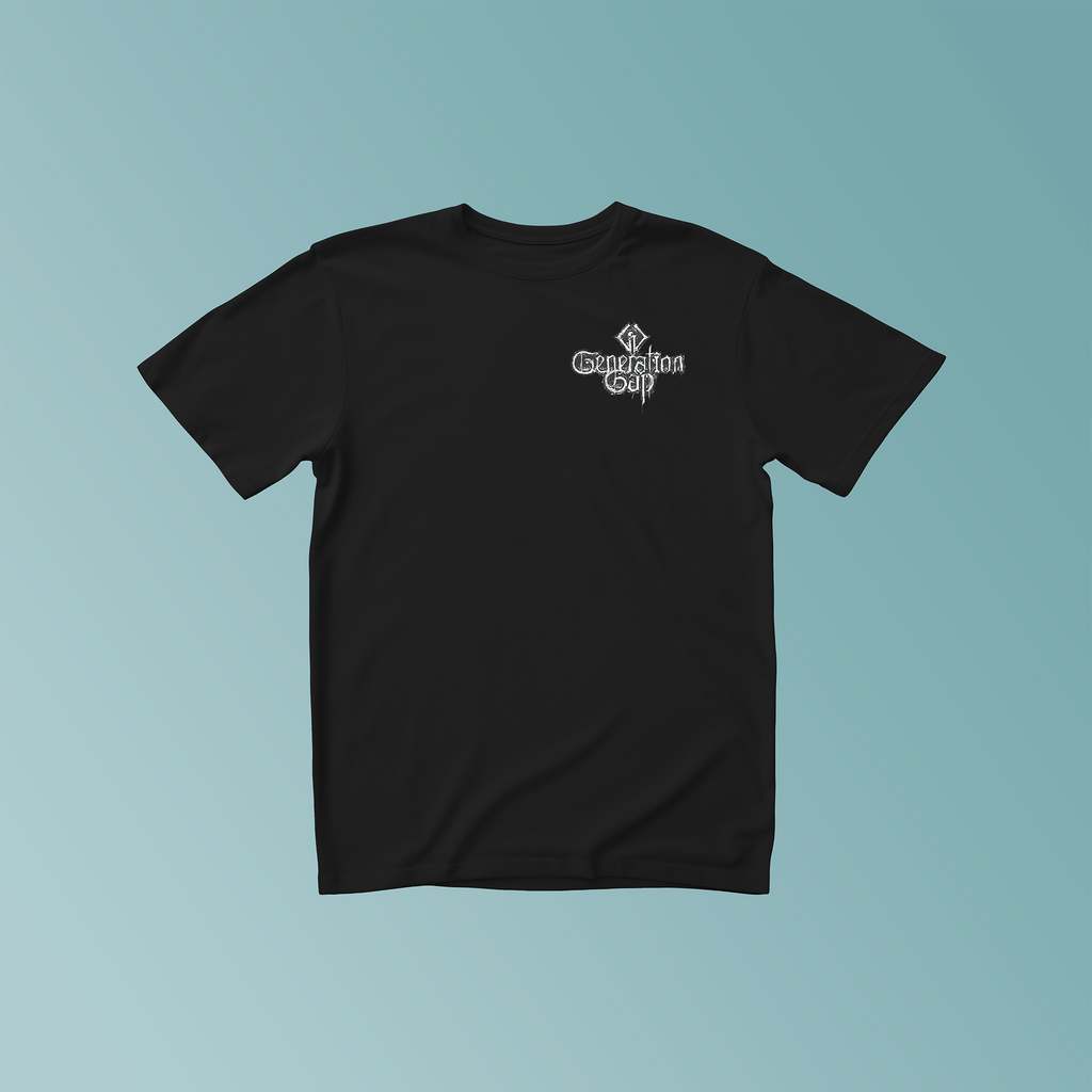 Schwarzes T-Shirt, rechts auf der Brust das Logo von "Generation Gap" in weiß.