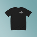 Schwarzes T-Shirt, rechts auf der Brust das Logo von "Generation Gap" in weiß.
