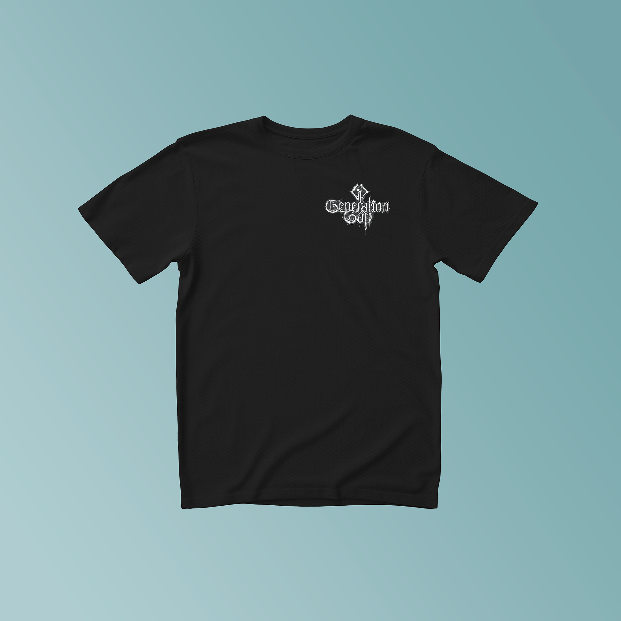 Schwarzes T-Shirt, rechts auf der Brust das Logo von "Generation Gap" in weiß.