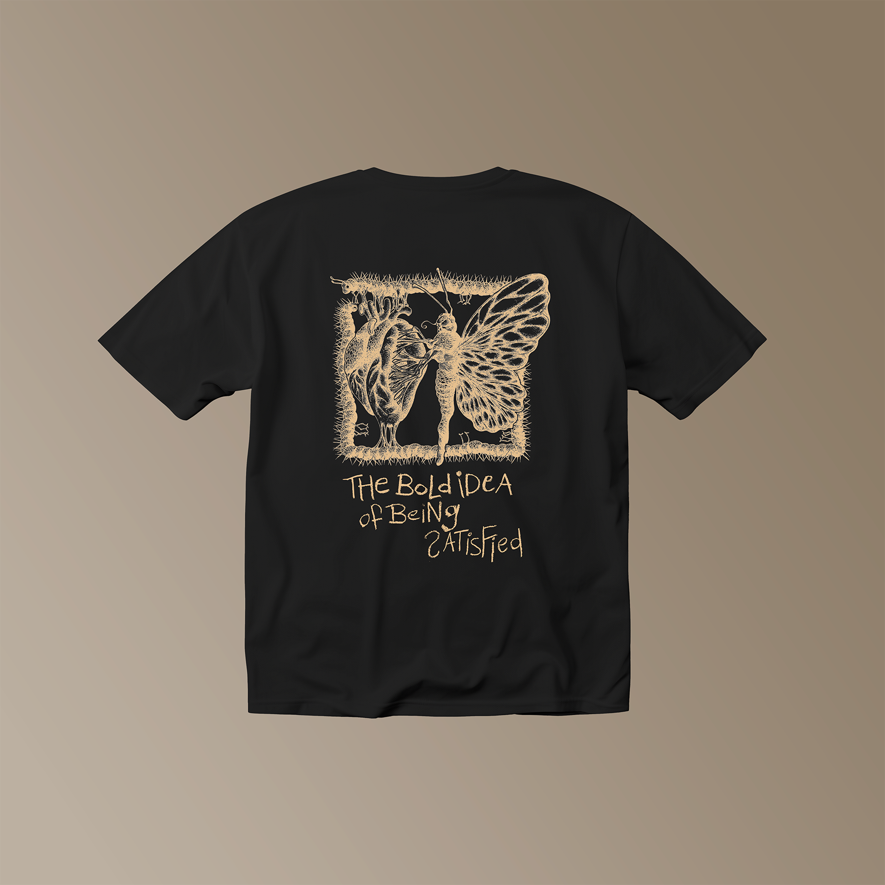 Schwarzes T-Shirt mit beigem Aufdruck. Rückransicht. Illustration, darunter der Text "The Bold Idea Of Being Satisfied".