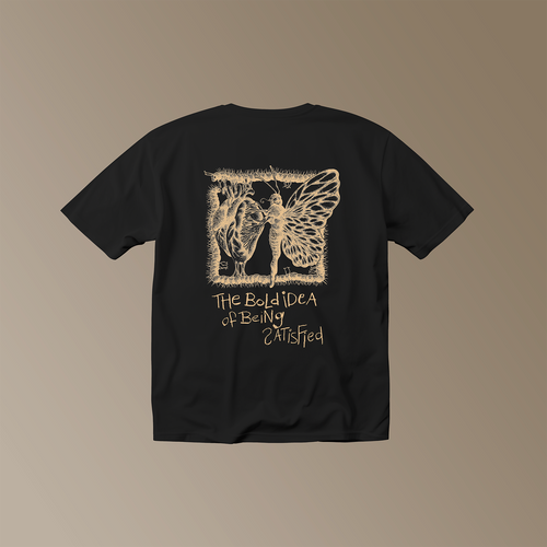 Schwarzes T-Shirt mit beigem Aufdruck. Rückransicht. Illustration, darunter der Text "The Bold Idea Of Being Satisfied".