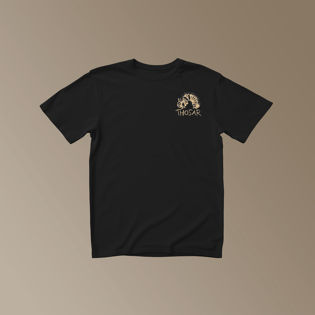 Schwarzes T-Shirt mit beigem Aufdruck. Vorderansicht. Auf der Brust eine Raupe, darunter der Text "Thosar".