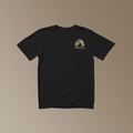 Schwarzes T-Shirt mit beigem Aufdruck. Vorderansicht. Auf der Brust eine Raupe, darunter der Text "Thosar".