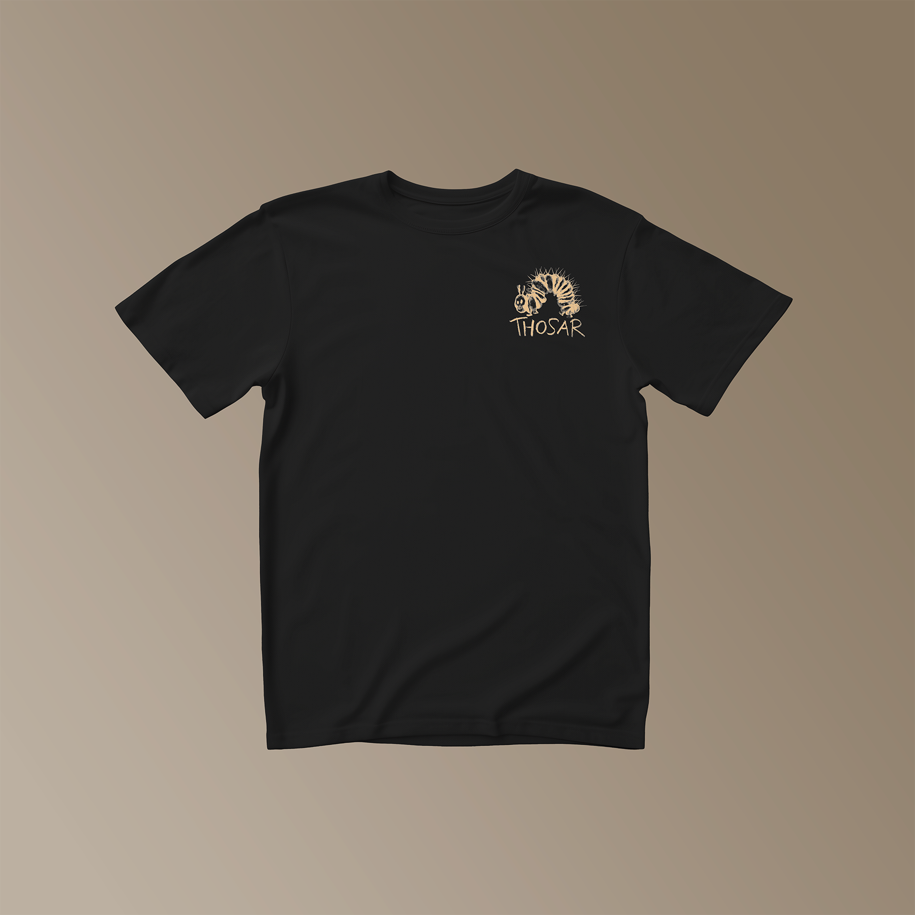 Schwarzes T-Shirt mit beigem Aufdruck. Vorderansicht. Auf der Brust eine Raupe, darunter der Text "Thosar".