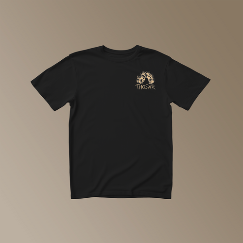 Schwarzes T-Shirt mit beigem Aufdruck. Vorderansicht. Auf der Brust eine Raupe, darunter der Text "Thosar".