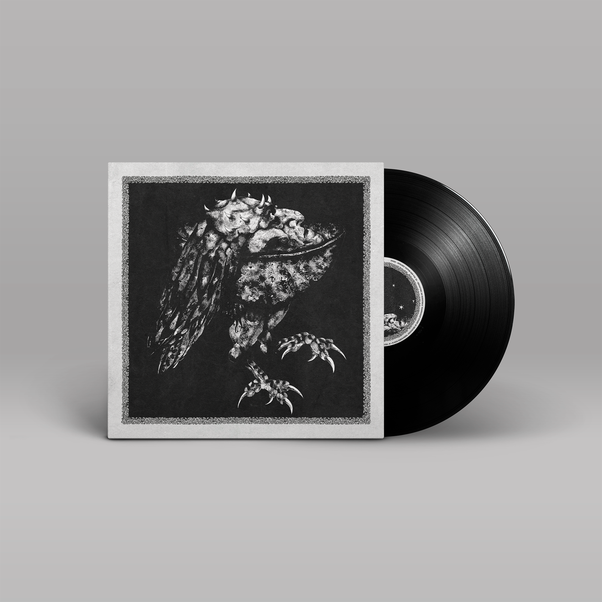 "Ruaß" von "Nekrodeus" auf Vinyl. Graues Cover mit schwarzem Motiv, schwarze Schallplatte.
