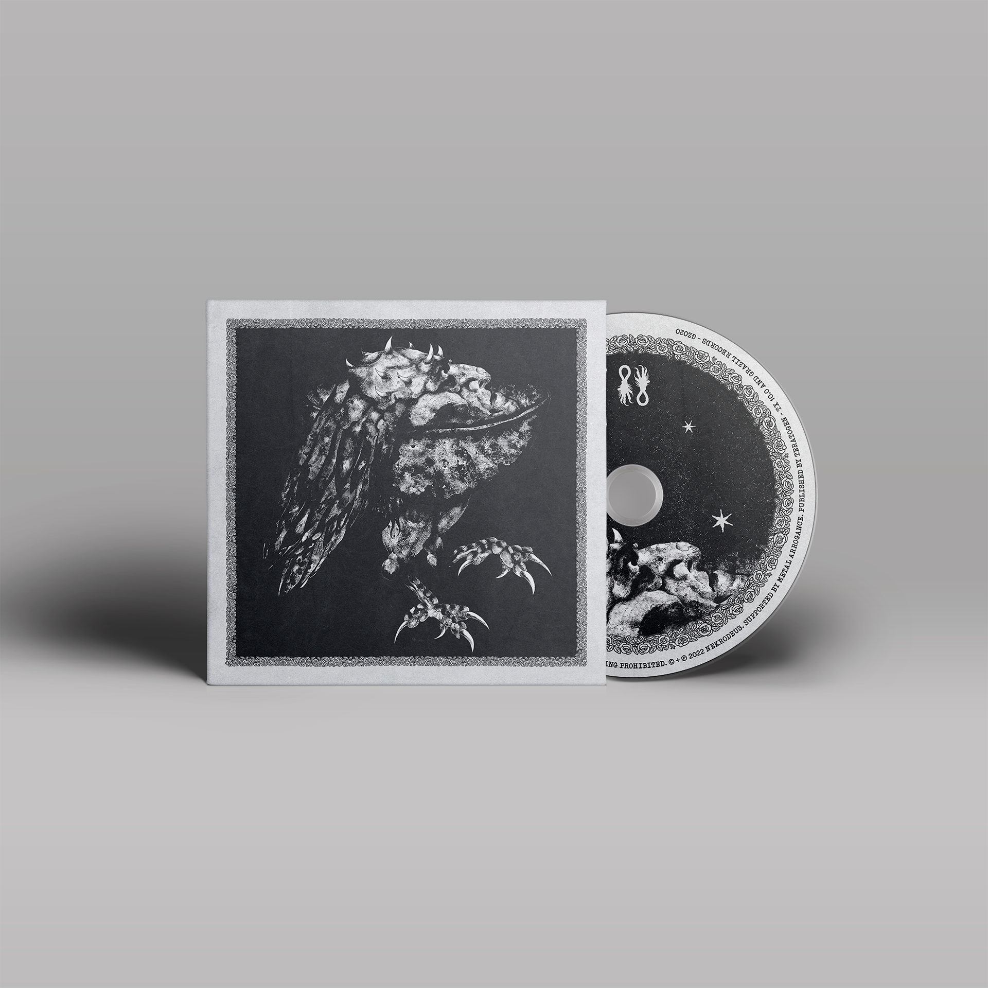 "Ruaß" von "Nekrodeus" auf CD. Graues Cover mit schwarzem Motiv, Grau-schwarze CD.