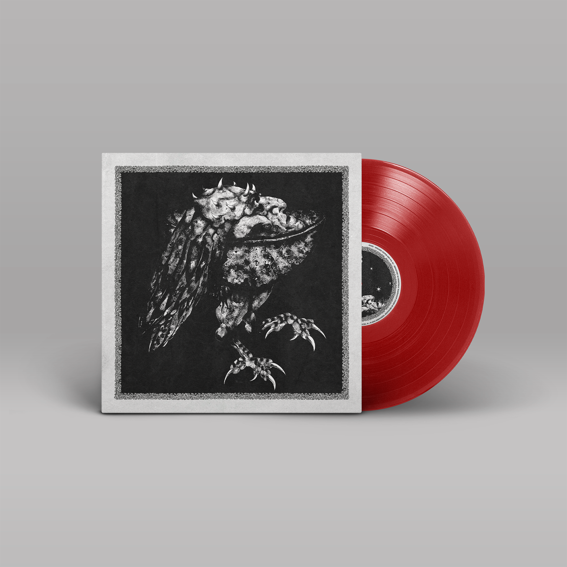 "Ruaß" von "Nekrodeus" auf Vinyl. Graues Cover mit schwarzem Motiv, rote Schallplatte.