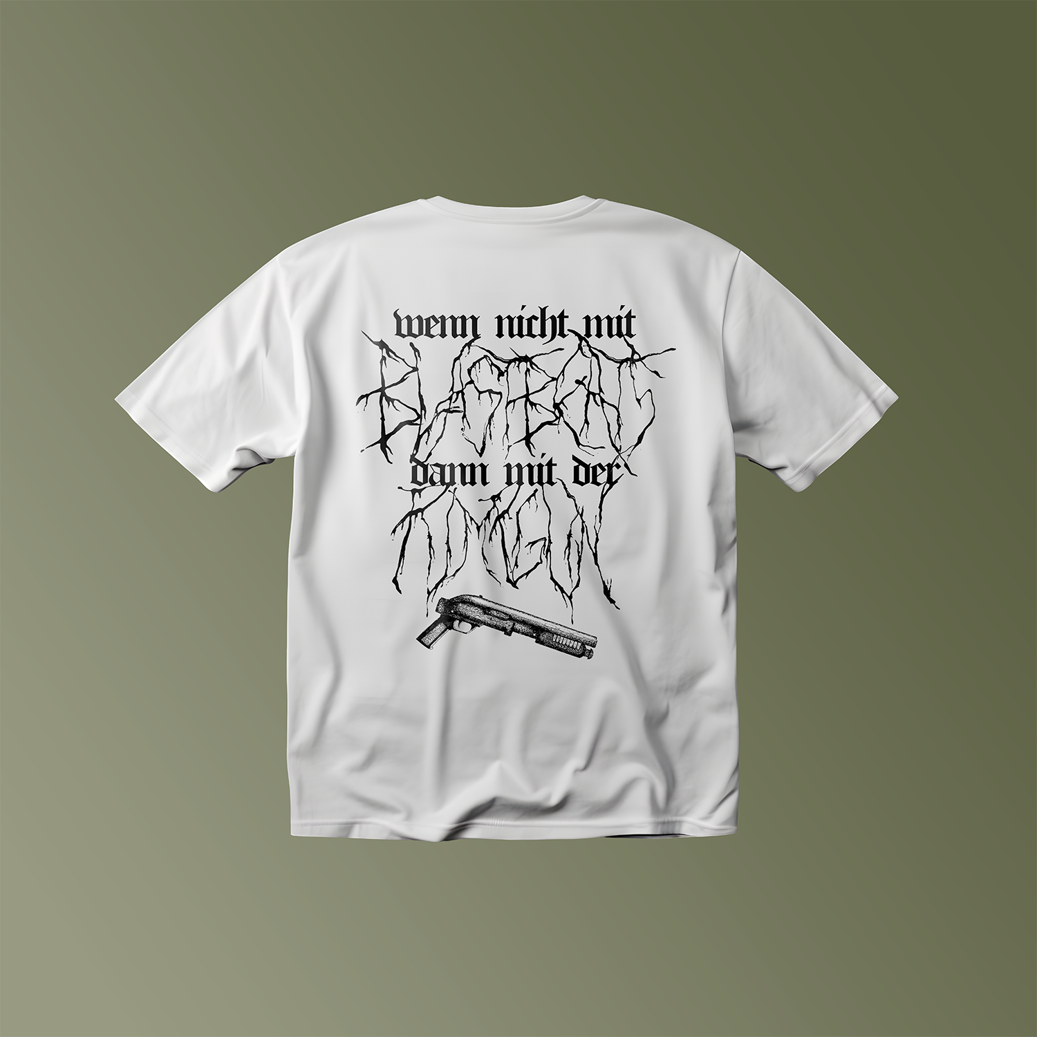 Weißes T-Shirt mit schwarzem Aufdruck, Rückansicht. Text: "Wenn nicht mit Blastbeats, dann mit der Pumpgun".