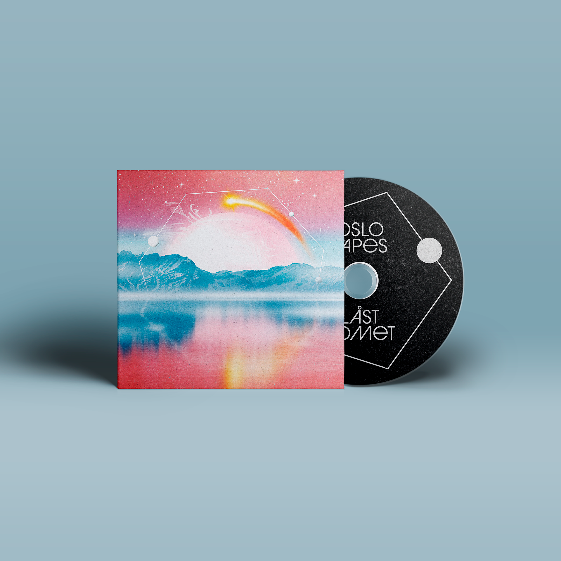"Låst Comet" von "Oslo Tapes" auf CD. pink, blau und gelb auf dem Cover, schwarz-weiße CD. 