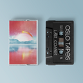 "Låst Comet" von "Oslo Tapes" auf Tape. pink, blau und gelb auf dem Cover, schwarz-weißes Tape. 