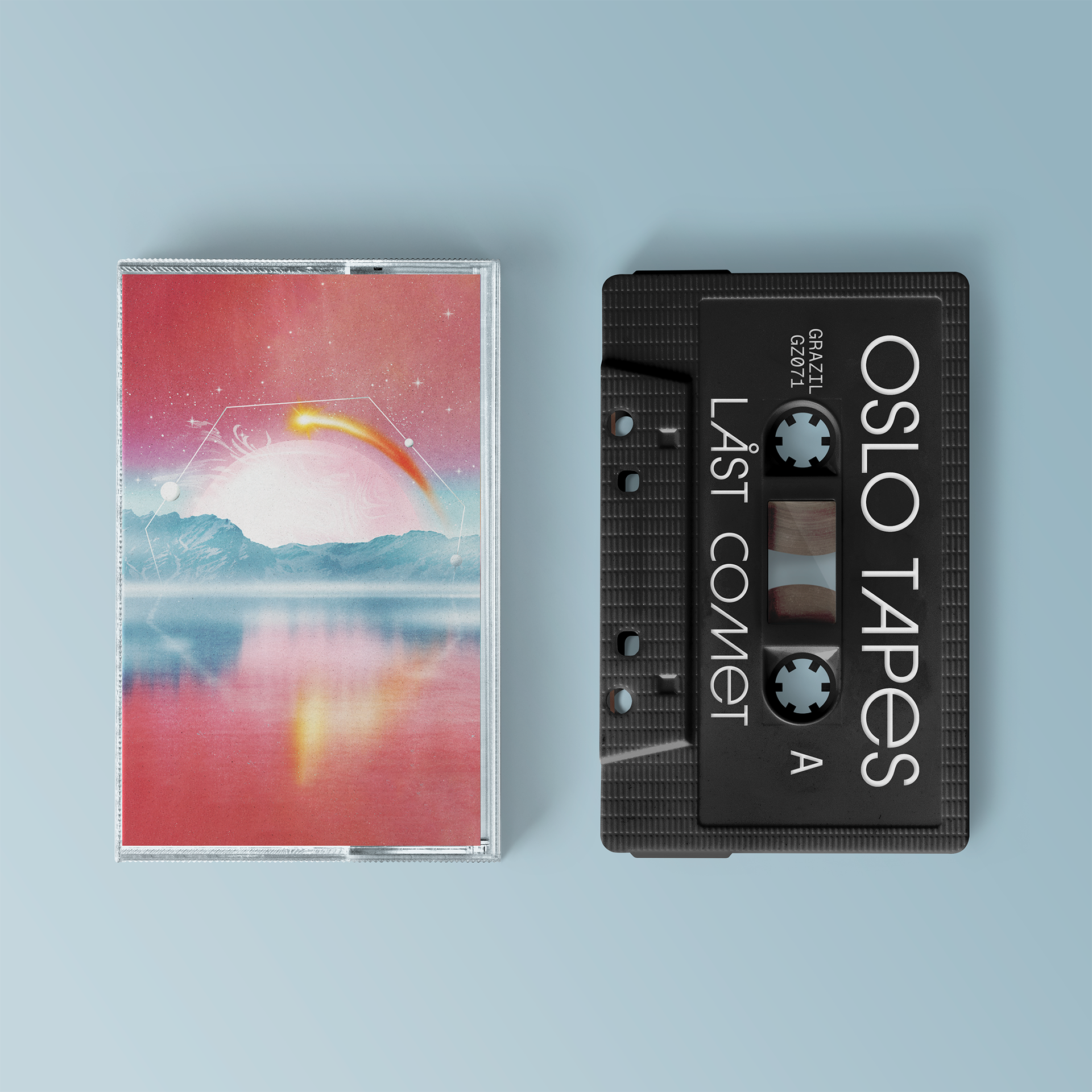 "Låst Comet" von "Oslo Tapes" auf Tape. pink, blau und gelb auf dem Cover, schwarz-weißes Tape. 