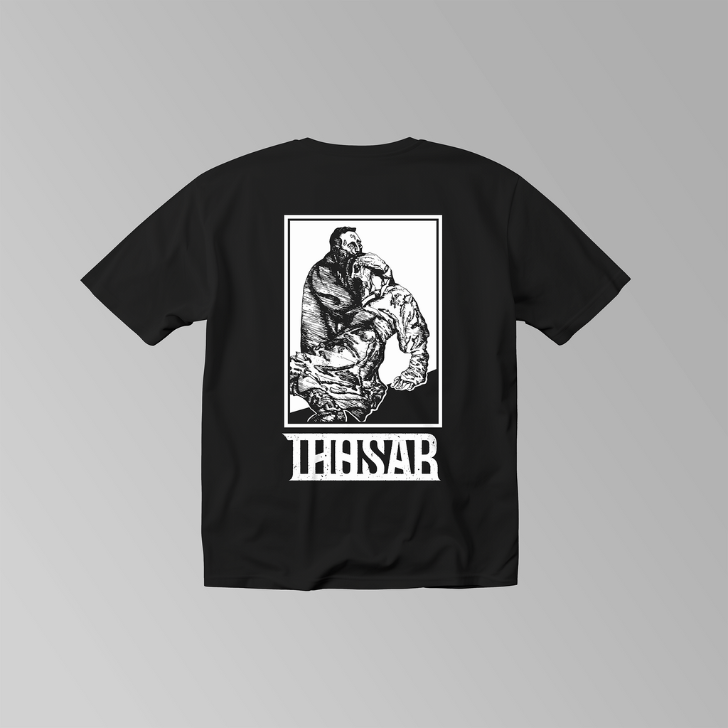 Schwarzes T-Shirt, Rückansicht, weißem Aufdruck, darunter das Thosar-Logo.