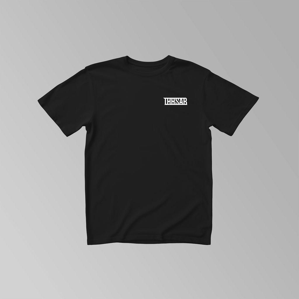 Schwarzes T-Shirt, Vorderansicht, mit weißem, kleinen Thosar-Logo auf der Brust.