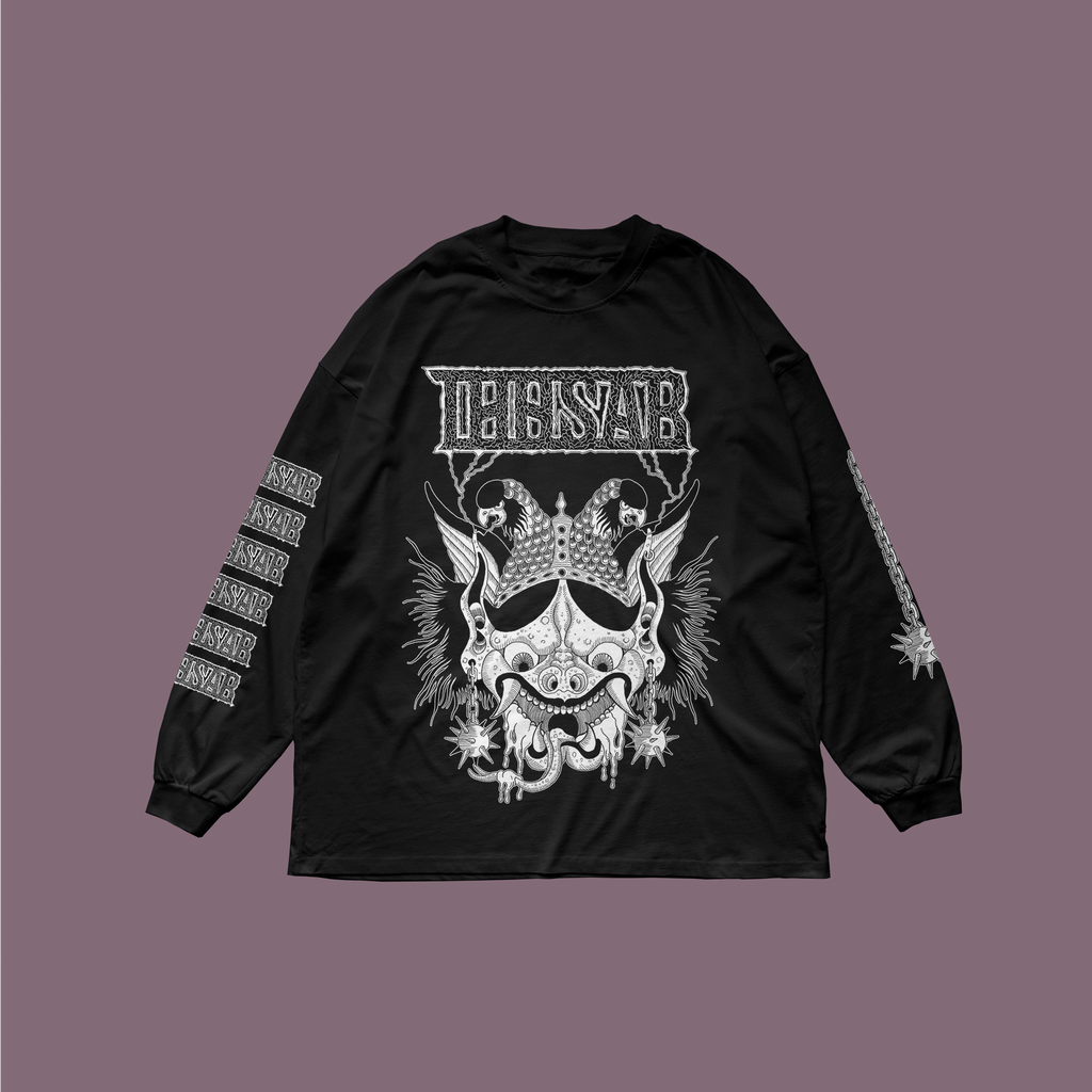 Schwarzes Langarmshirt mit weißem Aufdruck:
Drachenkopf mit Helm. Darüber das Thosar Logo, auf dem linken Ärmel viele kleine Thosar-Logos, auf dem rechten Ärmel eine Illustration.
