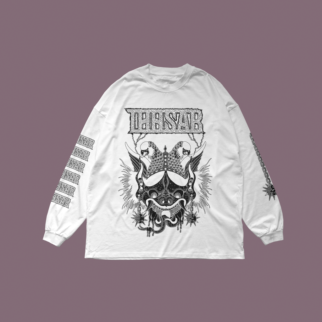 Weißes Langarmshirt mit schwarzem Aufdruck:
Drachenkopf mit Helm. Darüber das Thosar Logo, auf dem linken Ärmel viele kleine Thosar-Logos, auf dem rechten Ärmel eine Illustration.