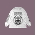 Weißes Langarmshirt mit schwarzem Aufdruck:
Drachenkopf mit Helm. Darüber das Thosar Logo, auf dem linken Ärmel viele kleine Thosar-Logos, auf dem rechten Ärmel eine Illustration.