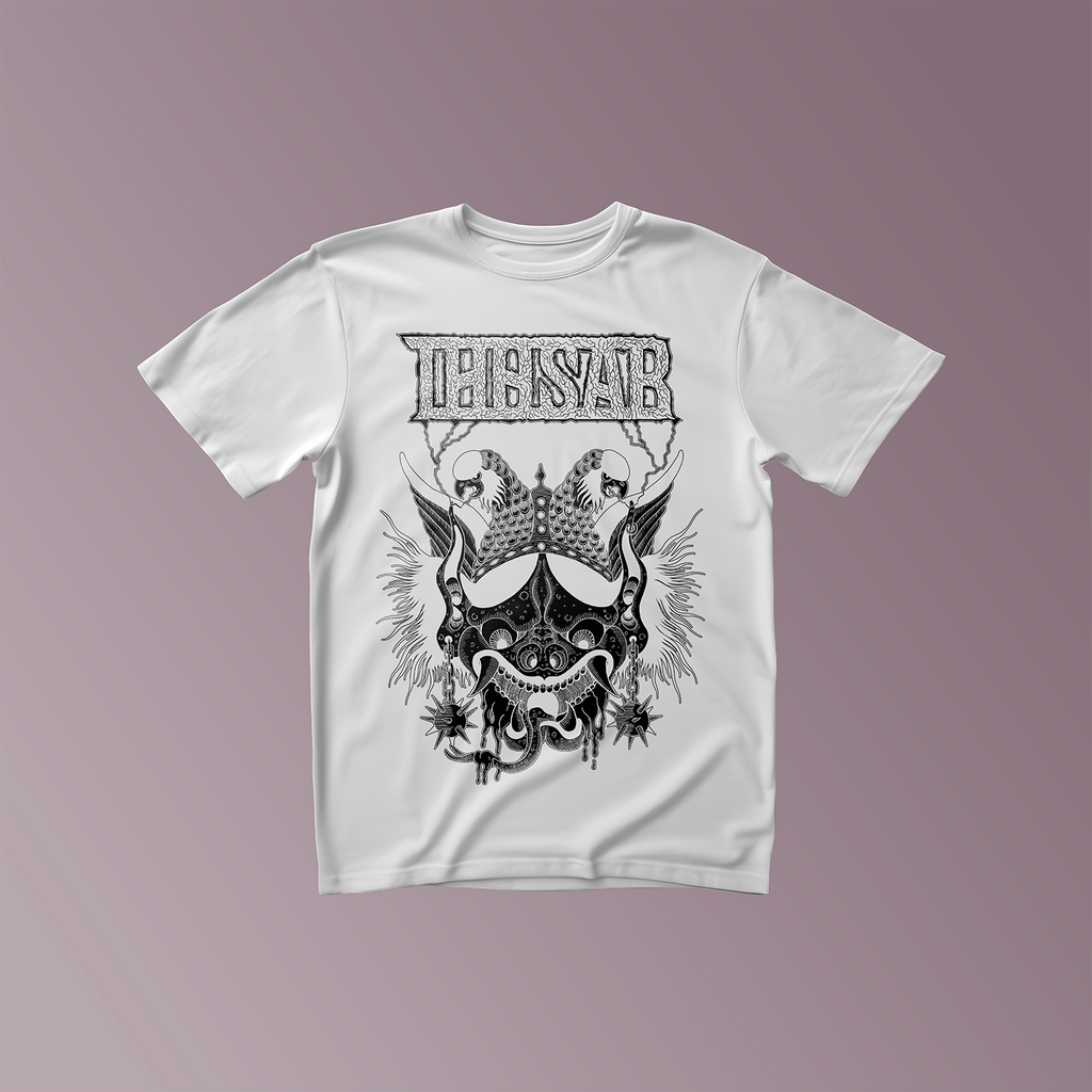 Weißes T-Shirt mit schwarzem Aufdruck:
Drachenkopf mit Helm. Darüber das Thosar Logo.