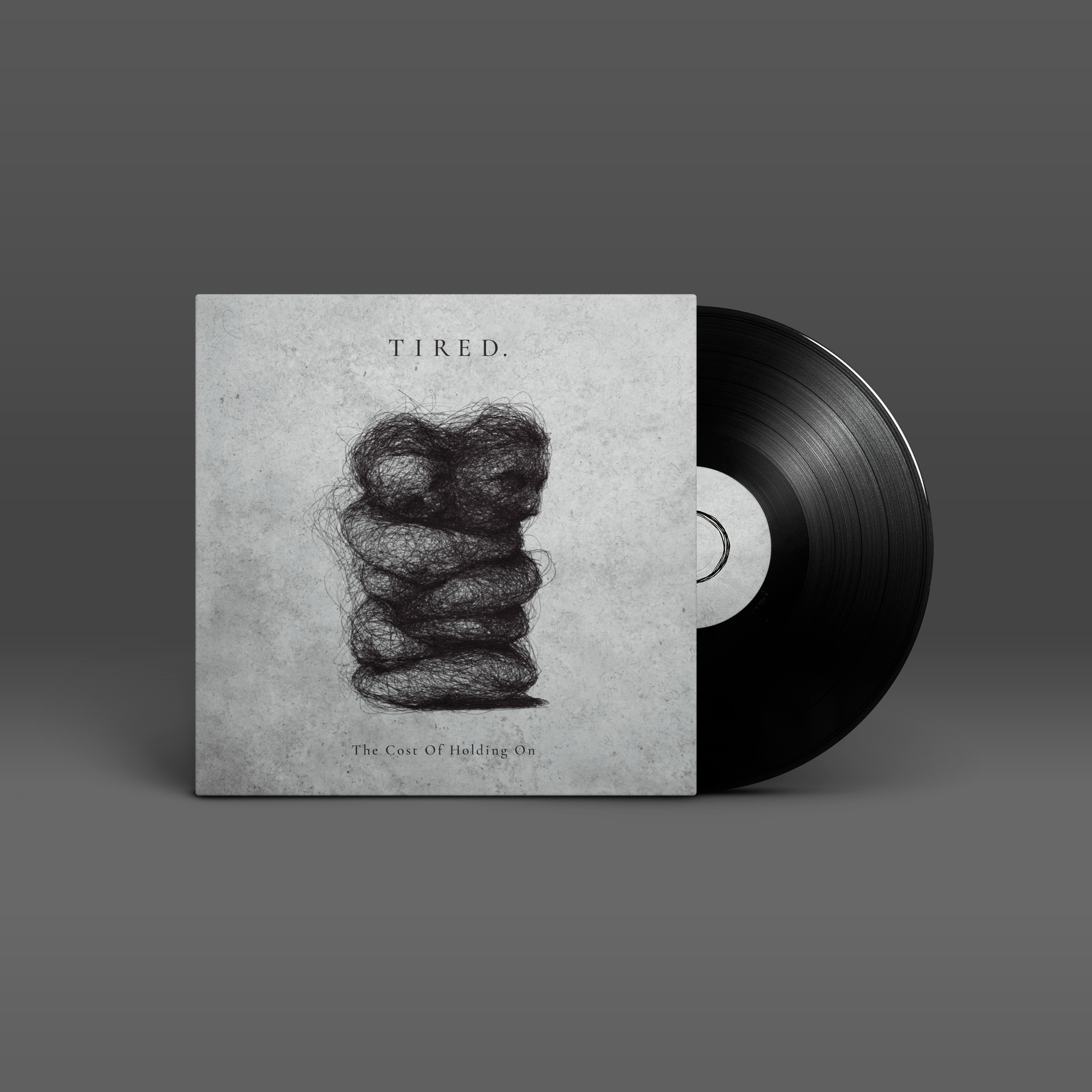 "The Cost Of Holding On" von "Tired." auf Vinyl. Graues Cover mit schwarzem Motiv, schwarze Schallplatte. 