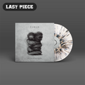 "The Cost Of Holding On" von "Tired." auf Vinyl. Graues Cover mit schwarzem Motiv, weiß-graue Splatter-Schallplatte. Links oben ein grauer Störer mit dem Text "Last Piece".