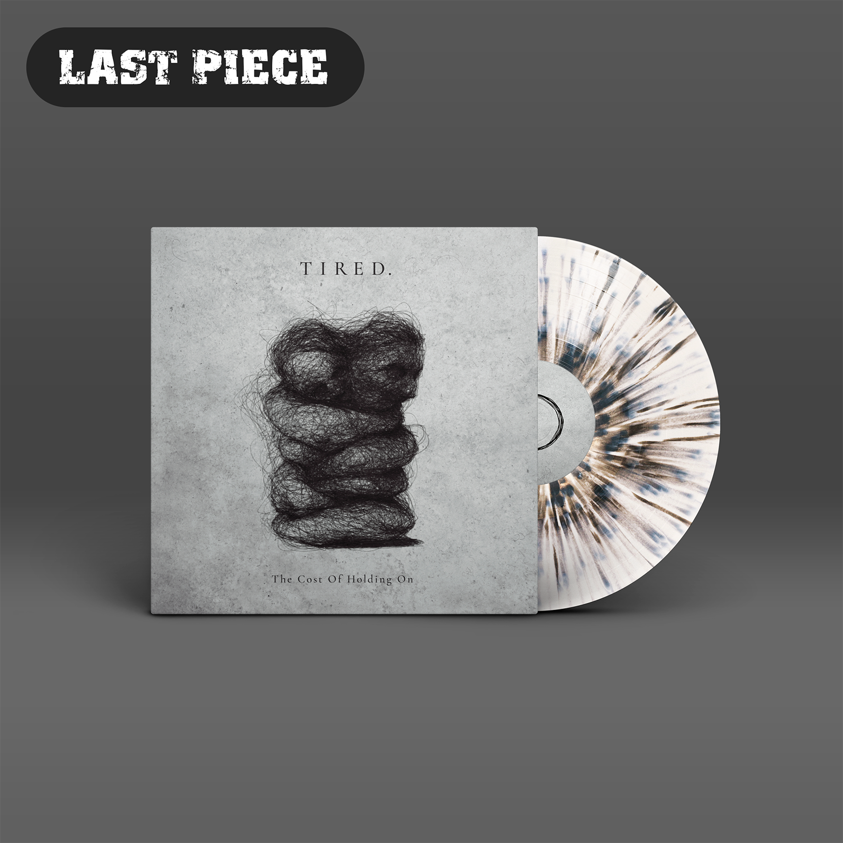 "The Cost Of Holding On" von "Tired." auf Vinyl. Graues Cover mit schwarzem Motiv, weiß-graue Splatter-Schallplatte. Links oben ein grauer Störer mit dem Text "Last Piece".