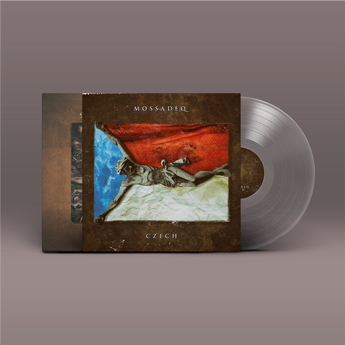 "Czech/Zerfall" Split Album von "Mossadeq" und "Violenta Domestica" auf Vinyl, Vorderansicht. Braunes Cover mit Weiß-rot-blauem Motiv, transparente Schallplatte. 