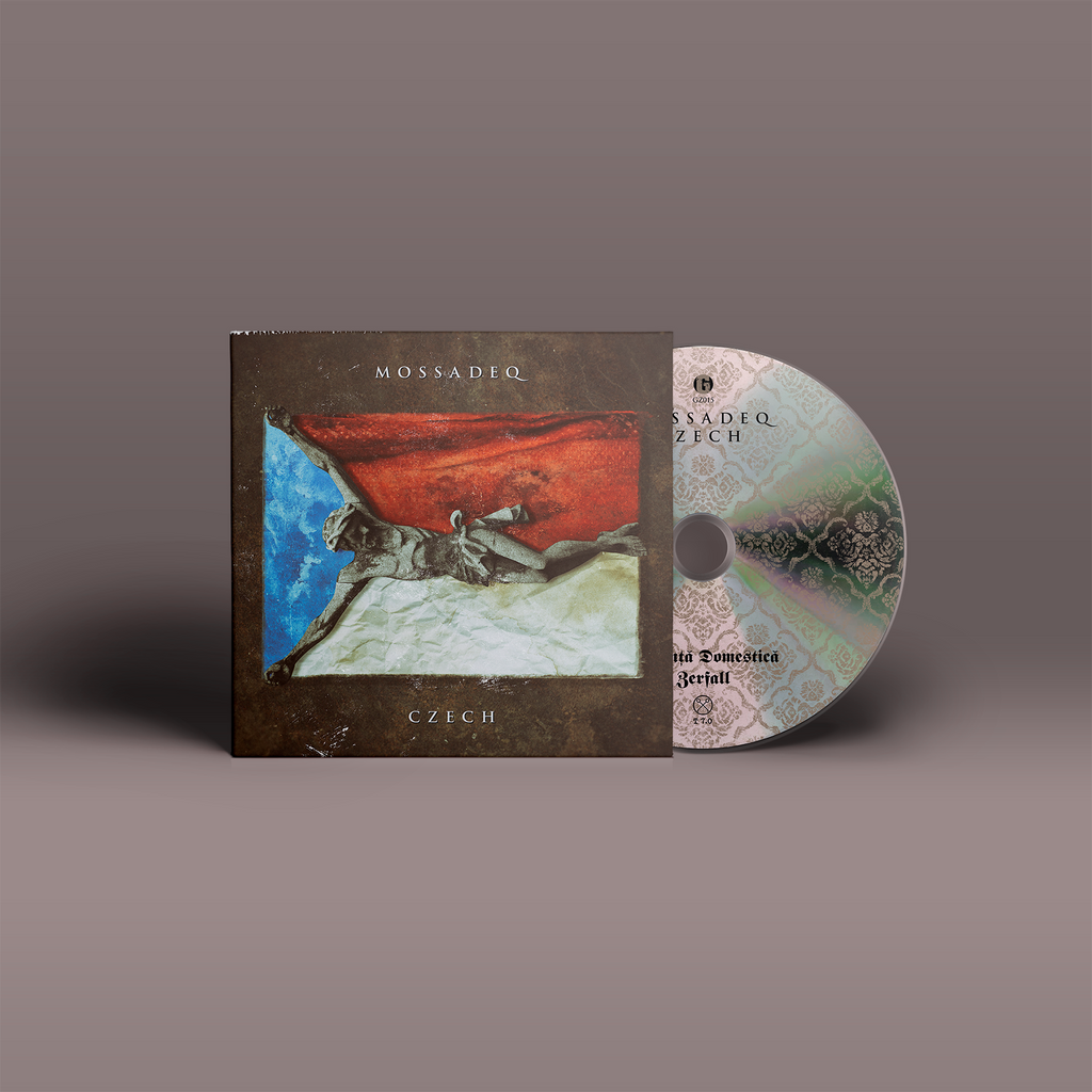 "Czech/Zerfall" Split Album von "Mossadeq" und "Violenta Domestica" auf CD, Vorderansicht. Braunes Cover mit rot-weiß-blauem Motiv, silberne CD mit Muster und schwarzer Schrift.