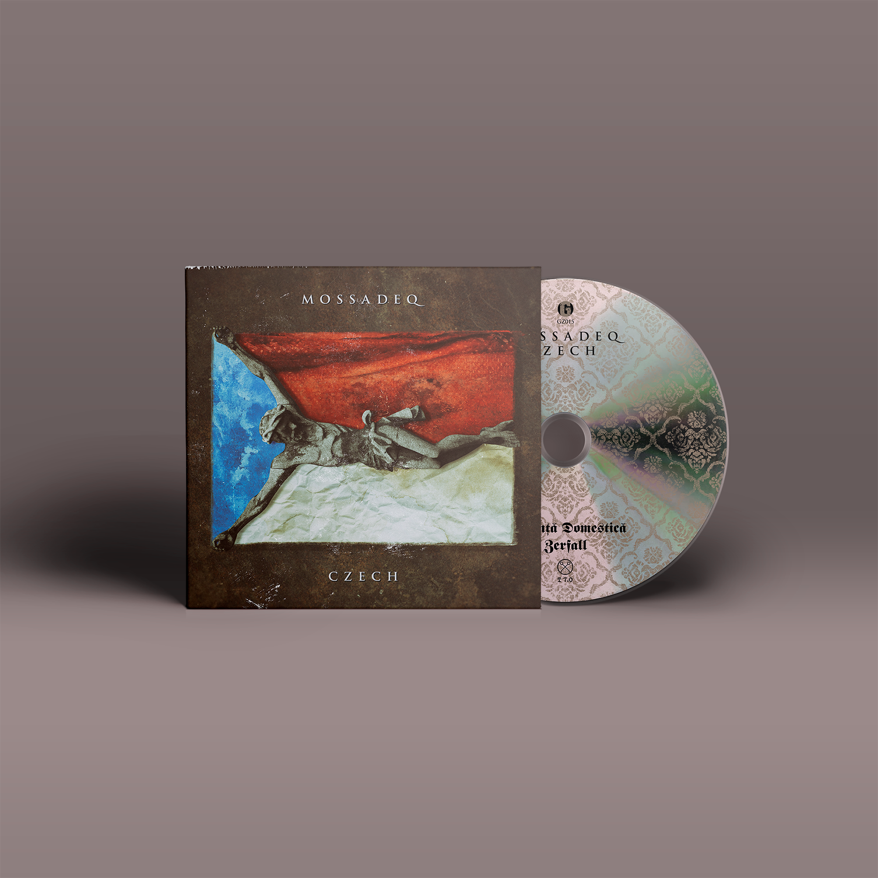 "Czech/Zerfall" Split Album von "Mossadeq" und "Violenta Domestica" auf CD, Vorderansicht. Braunes Cover mit rot-weiß-blauem Motiv, silberne CD mit Muster und schwarzer Schrift.