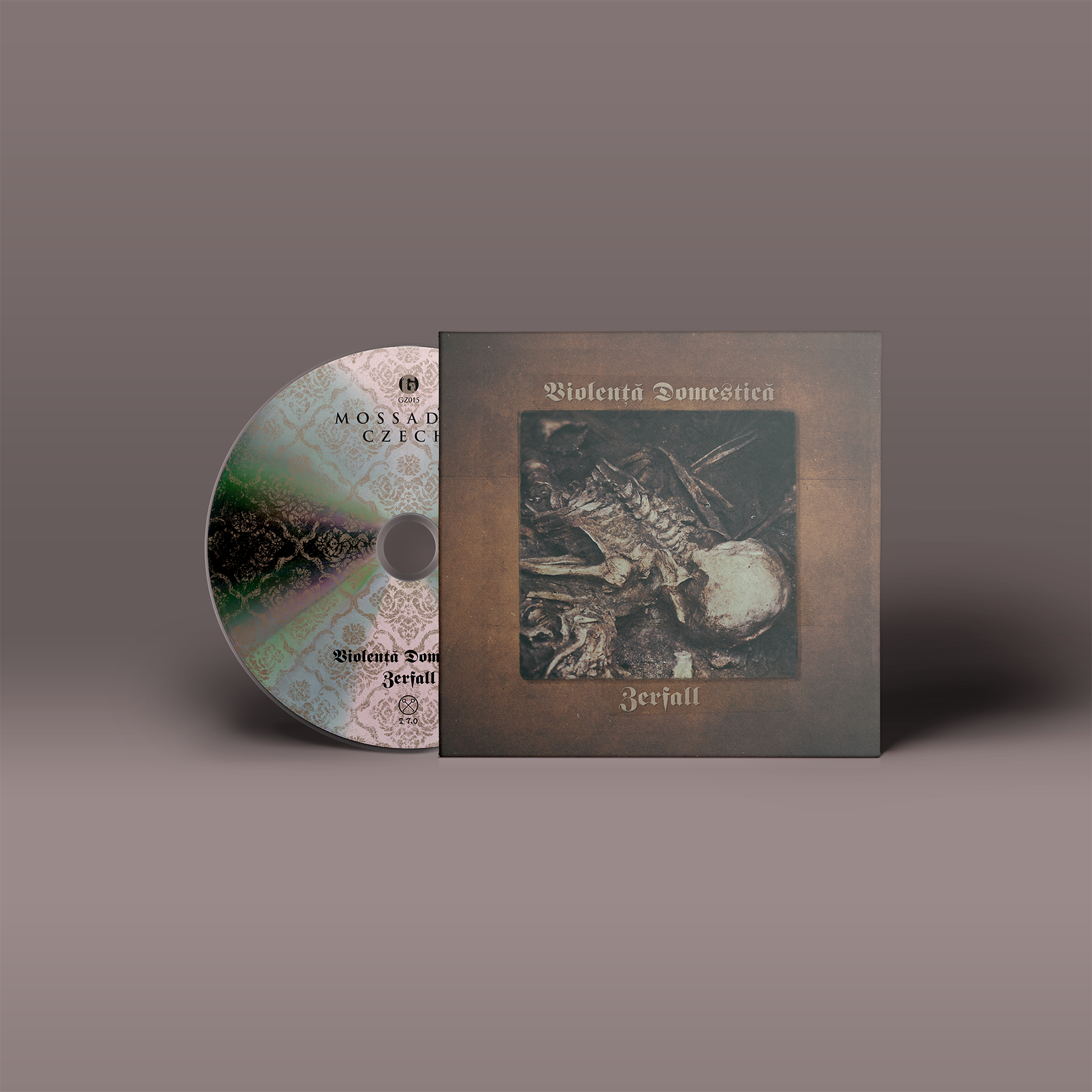 "Czech/Zerfall" Split Album von "Mossadeq" und "Violenta Domestica" auf CD, Rückansicht. Braunes Cover, silberne CD mit Muster und schwarzer Schrift.