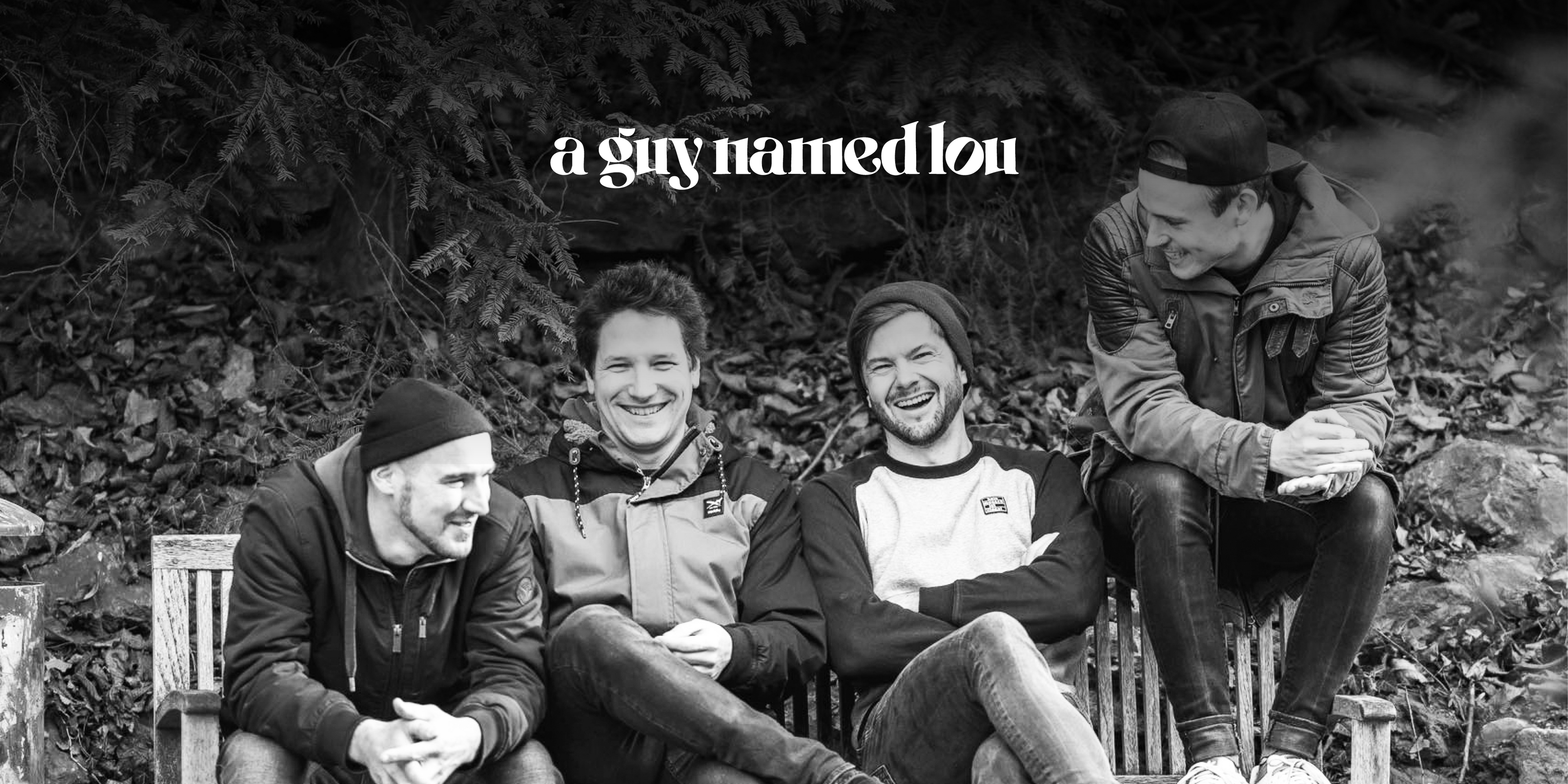 Die Band "A Guy Named Lou". Vier Menschen auf einer Parkbank, sehen sich gegenseitig an und lachen. Oben in der Mitte das Logo der Band.