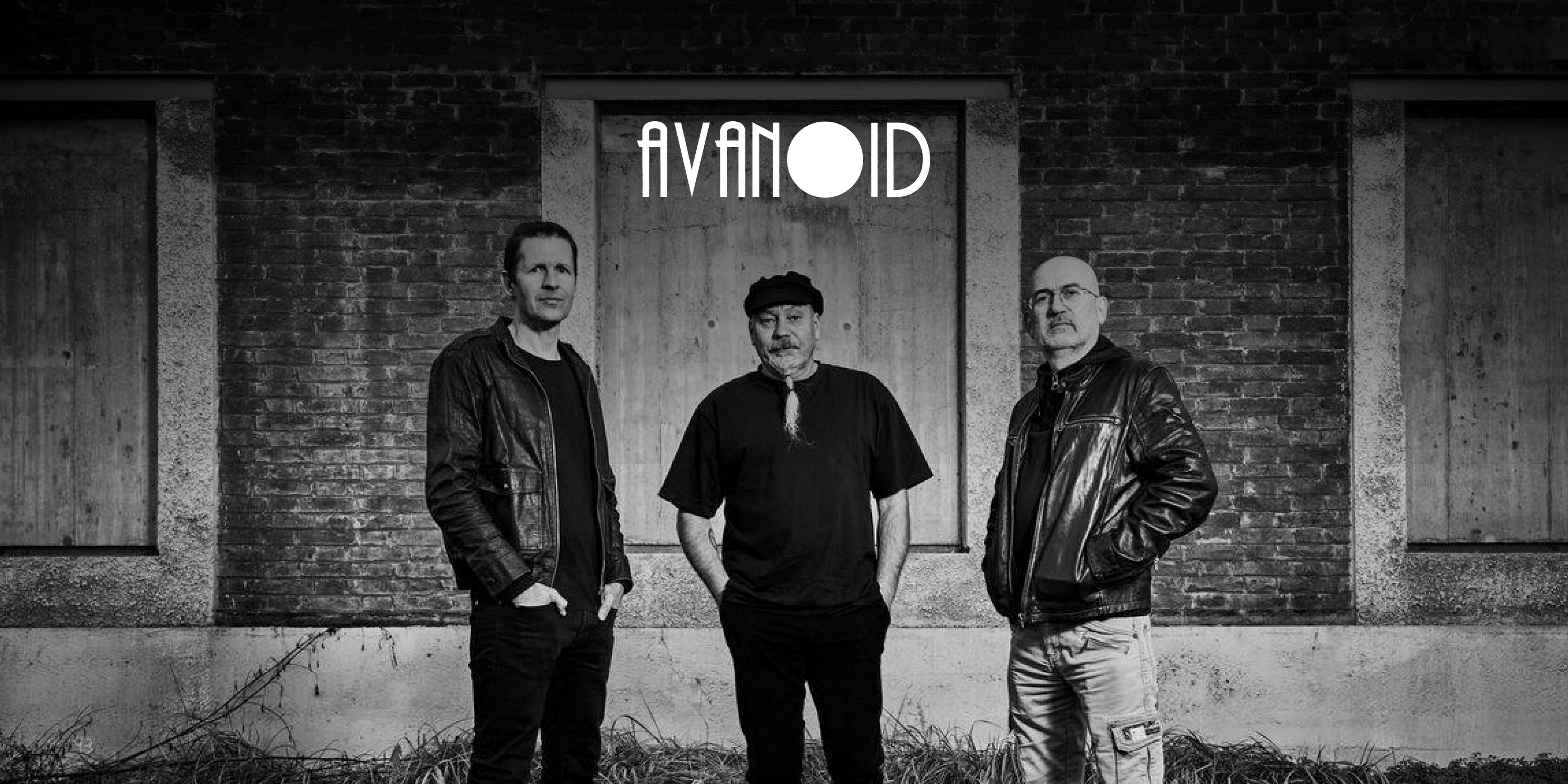 Die drei Mitglieder der Band "Avanoid", darüber das Logo der Band
